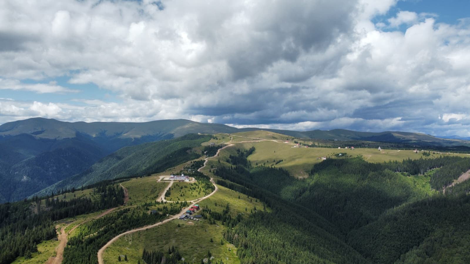 Ghid de supraviețuire în natură: echipamente esențiale și tehnici de bază - EVONomad