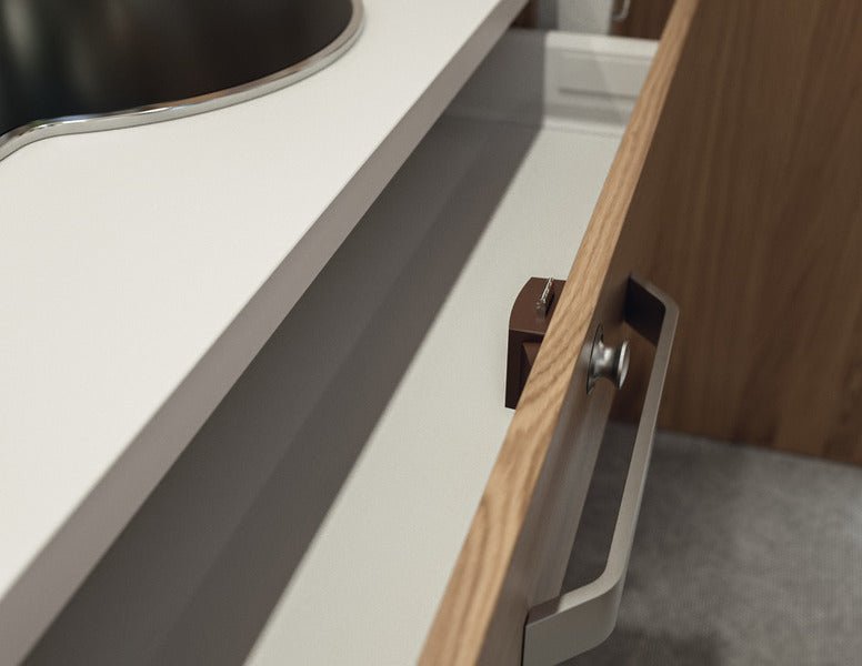 Blocare cu suruburi push - lock - poate fi actionat dintr - o parte - maro - EVONomad